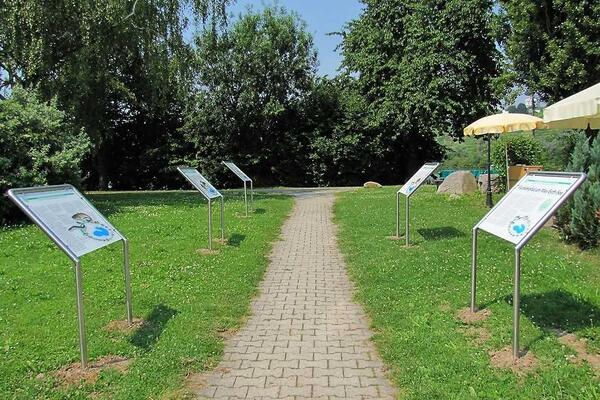 Infotafeln neben dem Haus am See