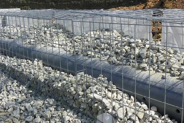 Die Leitung mit den Gabionen