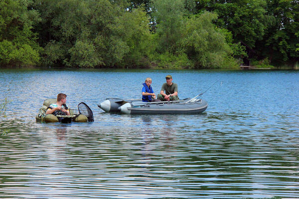 3 Jungs in Schlauchbooten auf dem See
