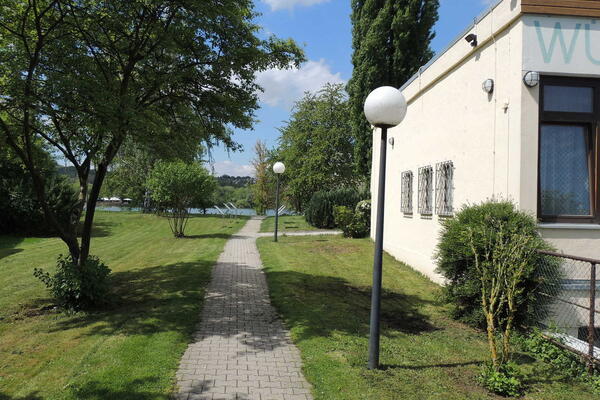 Vereinsheim mit Weg zum See