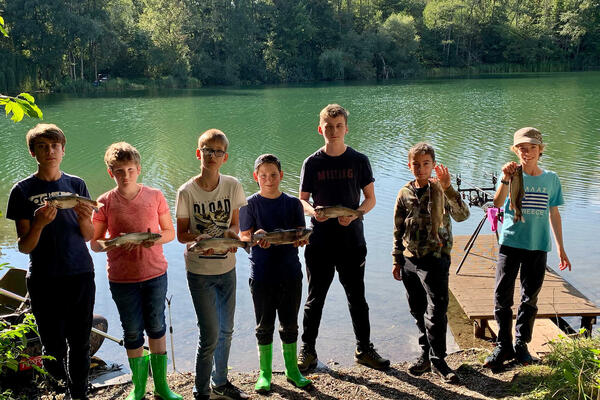 7 Jungs präsentieren stolz ihren Fang