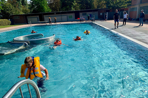 Jugendliche verlassen das Wasser