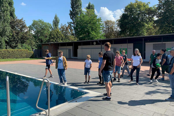 Beim Sicherheitstraining im Schwimmbad