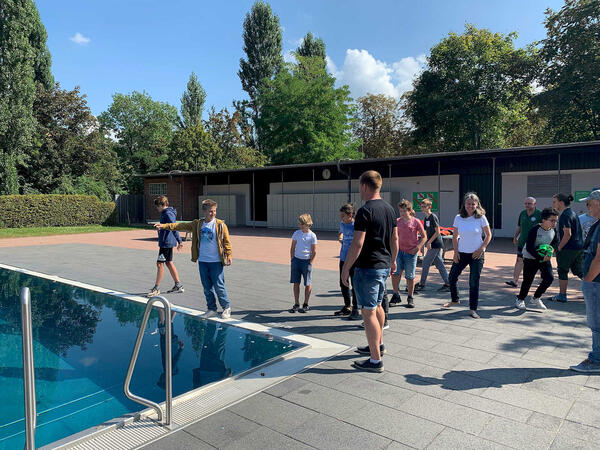 Beim Sicherheitstraining im Schwimmbad